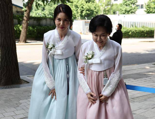 정몽원 HL그룹 회장의 부인 홍인화(오른쪽)씨와 백지연씨가 2일 서울 종로구 종교교회에서 취재진을 향해 인사하고 있다. 연합뉴스