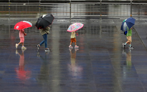 부처님 오신날 연휴 동안 이어진 비가 내린 28일 오전 서울 종로구 광화문 광장에서 우산을 쓴 시민들이 발걸음을 옮기고 있다. [사진=뉴시스]