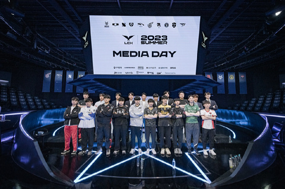 2023 LCK 서머 개막 간담회에 참석한 10개 팀 감독과 선수가 기념촬영을 하고 있다. [사진=LCK]