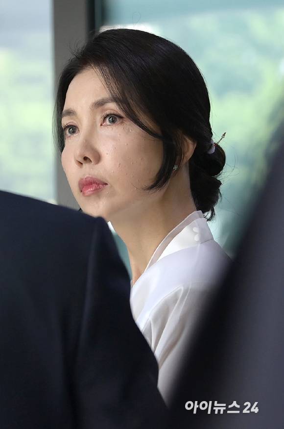 백지연 전 앵커가 2일 서울 종로구 도렴동에서 열린 자신의 아들 강인찬 씨와 정몽원 HL그룹 회장의 차녀 정지수 씨의 결혼식에서 하객들을 맞이하고 있다. [사진=정소희 기자]