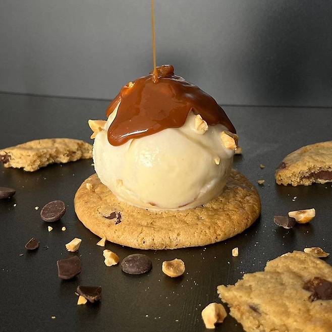 아케미 100% 식물성 아이스크림, 우리 토종밀로 만든 쿠키와 유기농 쌀로 만든 카라멜을 더한 아이스크림 쿠키 선데. 출처 = 아케미