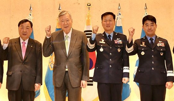 1일 서울 대방동 공군호텔에서 열린 기부금 전달식에서 이희범 부영그룹 회장(왼쪽부터), 이중근 부영그룹 창업주 회장, 정상화 공군참모총장 등이 기념촬영을 하고 있다. [사진 부영그룹]