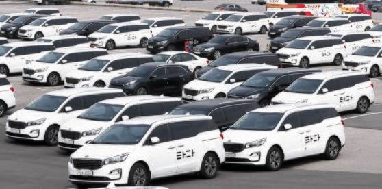 2020년 서울 서초구의 한 차고지에 주차돼 있던 타다 차량들. 사진 뉴스1