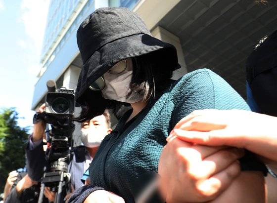 온라인 과외 앱을 통해 처음 만난 또래 여성을 살해한 뒤 시신을 훼손·유기한 혐의로 구속된 정유정(23)이 2일 오전 부산 동래경찰서에서 검찰로 송치되고 있다. 뉴스1