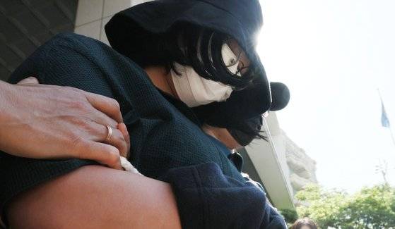 부산 20대 여성 살인사건 피의자 정유정이 2일 오전 부산 동래경찰서에서 나와 검찰로 송치되고 있다. 송봉근 기자