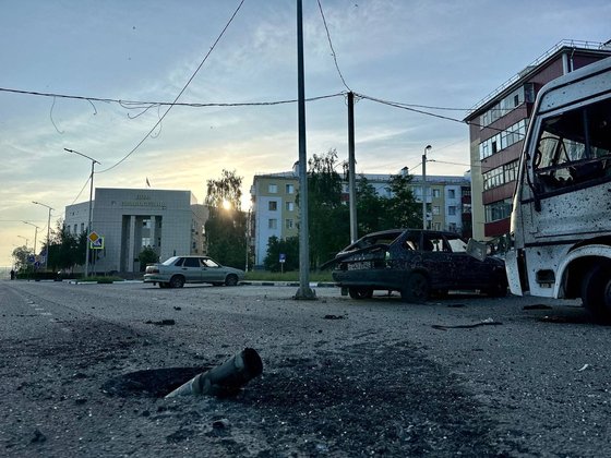 지난달 31일(현지시간) 러시아 남서부 벨고로드주 셰베키노 마을에 포탄이 떨어져 도로가 파손된 모습. 로이터=연합뉴스