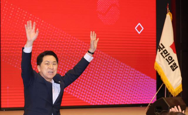 ▲ 국민의힘 김기현 대표가 2일 여의도 중소기업중앙회에서 열린 전국 당협위원장 워크숍에서 참석자들에게 인사하고 있다. 연합뉴스