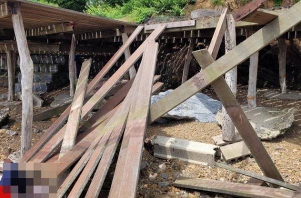 무너진 인천 영흥도 개인 농원의 나무테라스. /사진=연합뉴스