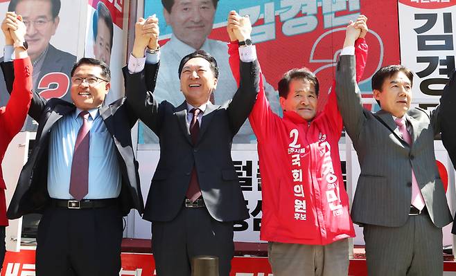 지난 4월2일 전주을 국회의원 재선거에 출마한 김경민 국민의힘 후보와 함께 전북 전주시 서부시장 유세에 나선 이용호 의원(오른쪽)과 김기현 대표(왼쪽 두번째).  연합뉴스