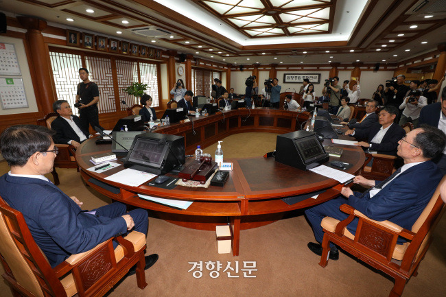 중앙선거관리위원들이 지난달 31일 경기 과천 선관위에서 개최한 긴급위원회의에 참석해 회의를 기다리고 있다. 이준헌 기자
