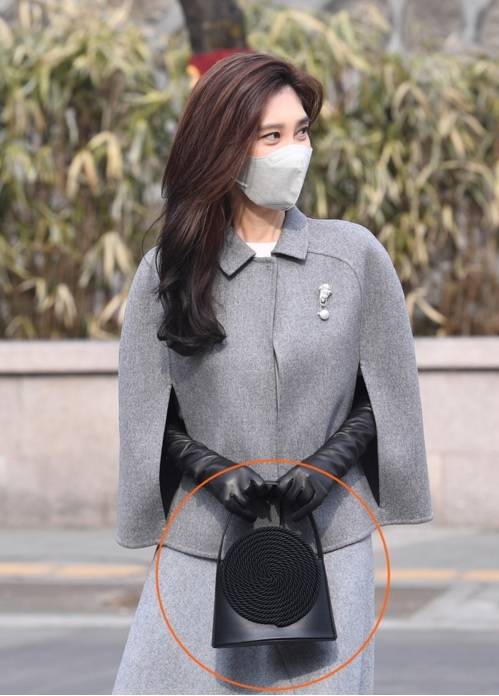 이부진 호텔신라 사장이 들어 화제를 모은 ‘데스트리’ 가방. [사진제공=더팩트]