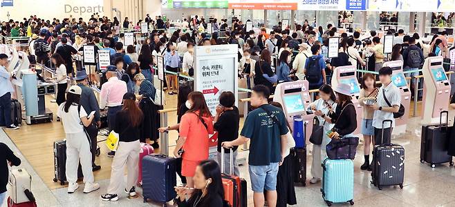 현충일(6월 6일) 징검다리 연휴를 앞두고 2일 오전 인천국제공항 제1여객터미널이 출국 수속을 위해 기다리는 여행객들로 붐비고 있다. 이승환 기자