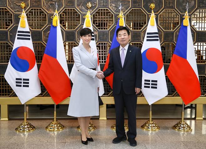 김진표 국회의장(오른쪽)이 3월23일서울 여의도 국회 본청 접견실에서 페카로바 아다모바 체코 하원의장과 회담을 갖고 기념촬영을 하고 있다./사진제공=국회의장공보수석실