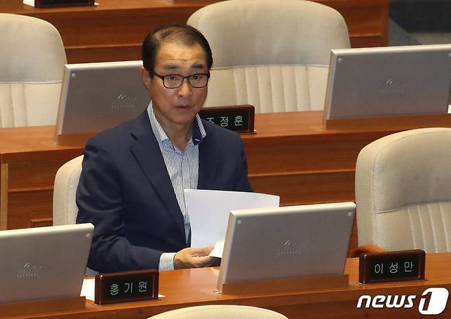 (서울=뉴스1) 임세영 기자 = 무소속 이성만 의원이 30일 오후 서울 여의도 국회에서 열린 제406회 국회(임시회) 제2차 본회의에 출석해 자리에 앉아 있다. 2023.5.30/뉴스1  Copyright (C) 뉴스1. All rights reserved. 무단 전재 및 재배포 금지.