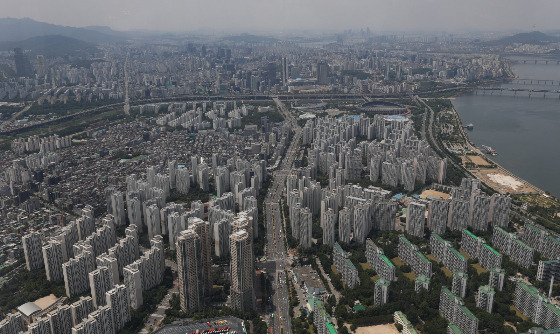 2일 한국부동산원이 발표한 5월 다섯번재주(29일 기준) 전국 주간 아파트 동향 조사 결과에 따르면 매매가격은 지난주보다 0.01포인트(p) 오른 -0.04%, 전세가격은 0.02포인트(p) 상승한 -0.06%를 기록했다. 매매가의 경우 공표지역 176개 시·군·구 중 지난주 대비 상승 지역(35→35개)은 유지, 보합 지역(10→16개)은 증가했으며 하락 지역(131→125개)은 감소했다./사진=뉴시스