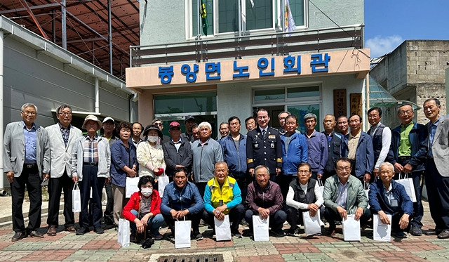 의성경찰서가 봉양면을 시작으로 19개 읍·면 어르신들의 쉼터인 노인회관에서 '직접 찾아가는 범죄예방' 홍보를 전개한다./사진제공=경북 의성경찰서