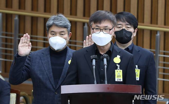 [서울=뉴시스] 전진환 기자 = 박성민(가운데) 전 서울경찰청 정보부장, 정대경(오른쪽) 전 서울경찰청 112상황3팀장, 김진호 전 용산경찰서 정보과장이 지난 1월4일 오후 서울 여의도 국회에서 열린 용산 이태원 참사 진상 규명 및 재발 방지를 위한 국정조사특별위원회 청문회에 출석해 증인 선서를 하고 있다.  2023.01.04. amin2@newsis.com