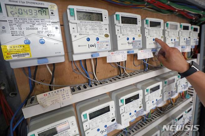 [서울=뉴시스] 조성우 기자 = 서울 시내 한 건물에 전력량계가 설치되어 있다. 2023.05.10. xconfind@newsis.com