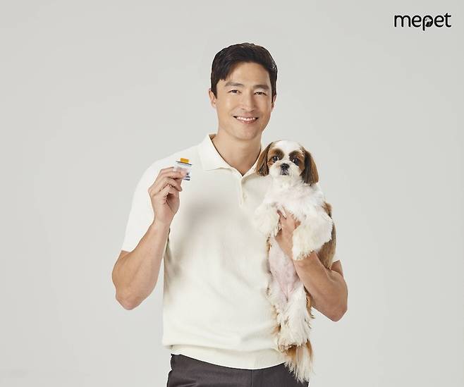 [서울=뉴시스] 미펫의 모델 다니엘헤니와 필름형 영양제 낼름. (사진=미펫 제공) 2023.06.02. photo@newsis.com *재판매 및 DB 금지