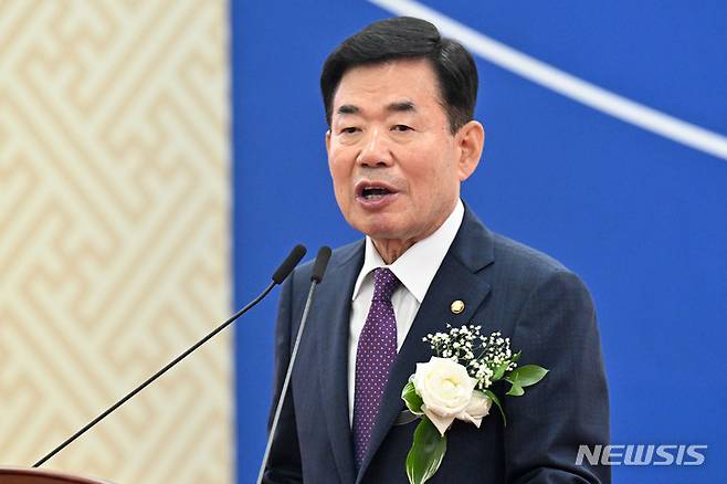 [서울=뉴시스] 국회사진기자단 = 김진표 국회의장이 31일 오전 서울 여의도 국회 로텐더홀에서 열린 제75주년 국회개원기념식에서 개회사를 하고 있다. 2023.05.31. photo@newsis.com
