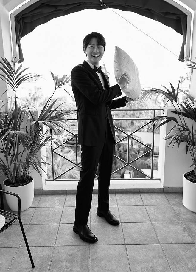 [서울=뉴시스] 배우 송중기는 2일 자신의 소셜미디어에 별다른 말없이 여러 장의 사진을 공개하며 근황을 전했다. (사진=송중기 인스타그램 캡처) 2023.06.02. photo@newsis.com *재판매 및 DB 금지