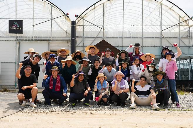 [전주=뉴시스] 전라북도의회 국주영은 의장과 사무처 직원 60여 명은 2일 농번기를 맞아 일손이 부족한 전주시 덕진구의 농가를 찾아 모판을 정리하는 등 봉사활동을 벌였다. 2023.06.02 (사진= 전라북도의회 제공)  *재판매 및 DB 금지