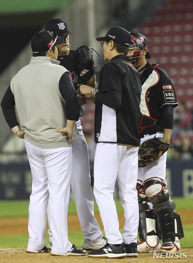 [서울=뉴시스] 최진석 기자 = 17일 서울 송파구 잠실야구장에서 열린 2023 KBO리그 kt위즈와 LG트윈스의 경기. 4회말 kt 이강철 감독이 마운드에 올라 선발투수 슐서와 대화를 나누고 있다. 2023.05.17. myjs@newsis.com