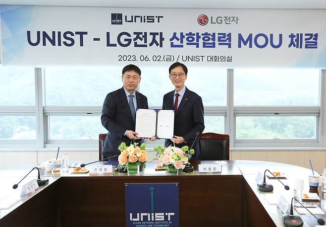 [울산=뉴시스] 구미현 기자 = UNIST와 LG전자는 2일 대학 본관 6층에서 업무협약을 갖고, 산학협력센터 설립에 합의했다. 류재철 본부장과 이용훈 총장(우측)이 협약서를 들고 있다. 2023.06.02. (사진=UNIST 제공) *재판매 및 DB 금지
