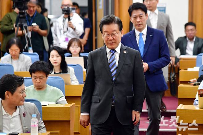 더불어민주당 이재명 대표가 1일 서울 여의도 국회 의원회관에서 열린 '후쿠시마 사고원전 오염수 방류 시도와 민생대책 방안 긴급간담회'에 참석하고 있다. 윤창원 기자