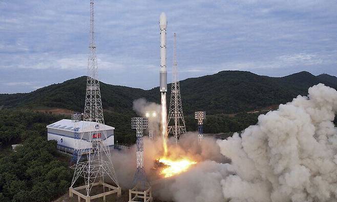 북한 조선중앙통신이 제공한 사진에 지난달 31일 북한 평안북도 동창리의 위성 발사장에서 군사 정찰위성 '만리경 1호'를 실은 천리마 1형 로켓이 발사되고 있다. AP뉴시스