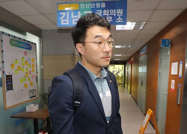 가상자산 투기 의혹으로 민주당을 탈당한 무소속 김남국 의원이 지난 5월 30일 경기 안산시 단원구에 위치한 지역사무소에서 나오고 있다. 안산=뉴스1