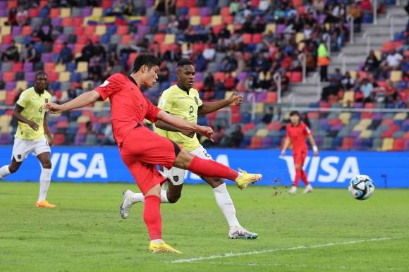 첫 골 - 2일(한국시간) 아르헨티나 산티아고 델 에스테로 스타디움에서 열린 U-20 월드컵 16강전 한국과 에콰도르의 전반전 이영준이 선제골을 넣고 있다. 산티아고 연합뉴스