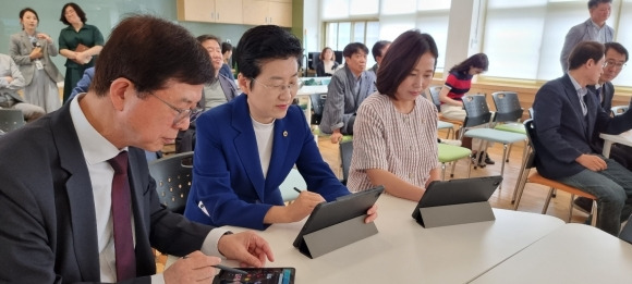 지난 31일 서울신성초등학교에서 열린 ‘챗GPT 활용 공개수업’