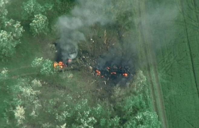 러시아 자유군단이  1일(현지시간) 소셜미디어에 공개한 드론 이미지. 이 단체는 러시아 벨고로드 지역 셰베키노 인근의 러시아 군사 목표물을 파괴한 것이라고 주장하고 있다. / 사진=로이터 연합뉴스