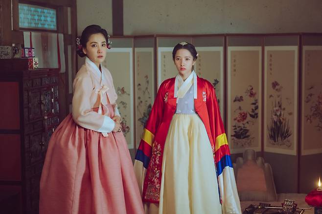MBC 드라마 ‘조선변호사’에서 홍씨 역을 연기한 배우 신동미(왼쪽)과 이연주 역 김지연의 출연장면. 사진 MBC
