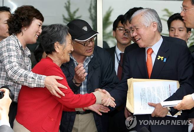 2005년 서울에서 만난 납북자 김영남·메구미 가족 사진 왼쪽부터 영남씨 누나 영자씨, 영남씨 어머니 고 최계월씨, 최성룡 납북자가족모임 대표, 메구미 아버지 고 요코타 시게루씨. [연합뉴스 자료사진]