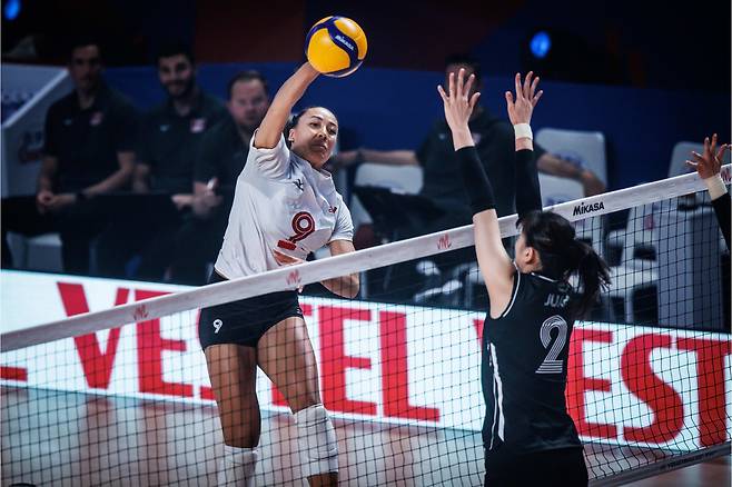 캐나다 여자대표팀 알렉사 그레이(좌)가 한국의 블로킹을 뚫고 공격을 시도한다, FIVB