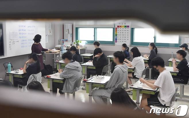 수험생들이 2024학년도 대학수학능력시험 6월 모의평가를 준비하고 있다. /뉴스1 ⓒ News1 사진공동취재단