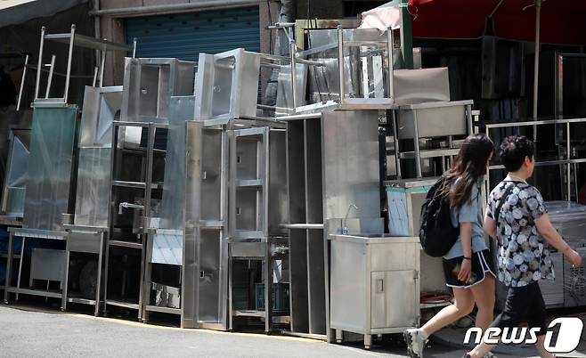17일 소상공인시장진흥공단(소진공)에 따르면 현재 점포철거비 및 전직장려수당 지원 사업은 신청이 폭주하면서 관련 서류 검토 단계부터 지연되고 있다. 물가 상승 및 인건비, 공공요금 인상 등 여러 악재가 겹치면서 가게 운영이 어려워진 자영업자들이 몰린 탓이다. 소진공에 따르면 자금 신청 후 지급까지 평균 4~5개월이 소요된다. 17일 오후 서울 중구 황학동 주방거리에 중고 주방물품들이 쌓여있다. 2023.5.17/뉴스1 ⓒ News1 이승배 기자