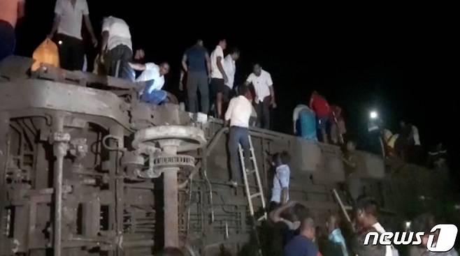 2일(현지시간) 인도 오디샤주 발라소르에서 여객 열차 두 대가 충돌한 현장에서 승객들이 대피를 하고 있다. 2023.6.2. ⓒ 로이터=뉴스1 ⓒ News1 우동명 기자