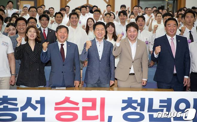 김기현 국민의힘 대표와 참석자들이 3일 오전 서울 여의도 국회의원회관에서 열린 중앙청년위원회 발대식에서 기념 촬영을 하고 있다. 2023.6.3/뉴스1 ⓒ News1 이재명 기자