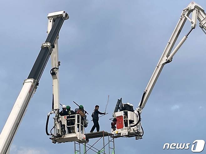 전남경찰청은 31일 전남 광양제철소 포스코복지센터 앞 왕복 6차선 도로에서 경찰에게 흉기를 휘두르고 고공농성을 벌인 한국노총 금속노련 소속 A위원장과 B사무처장을 긴급체포했다. (전남경찰청 제공) 2023.5.31/뉴스1 ⓒ News1 최성국 기자