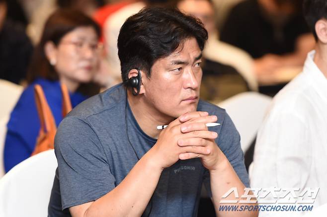 GS칼텍스 차상현 감독이 1일 엘리시안 강촌에서 열린 2023 KOVO 통합 워크숍에서 국내,해외 감독의 토론을 집중해서 지켜보고 있다. 사진제공=KOVO