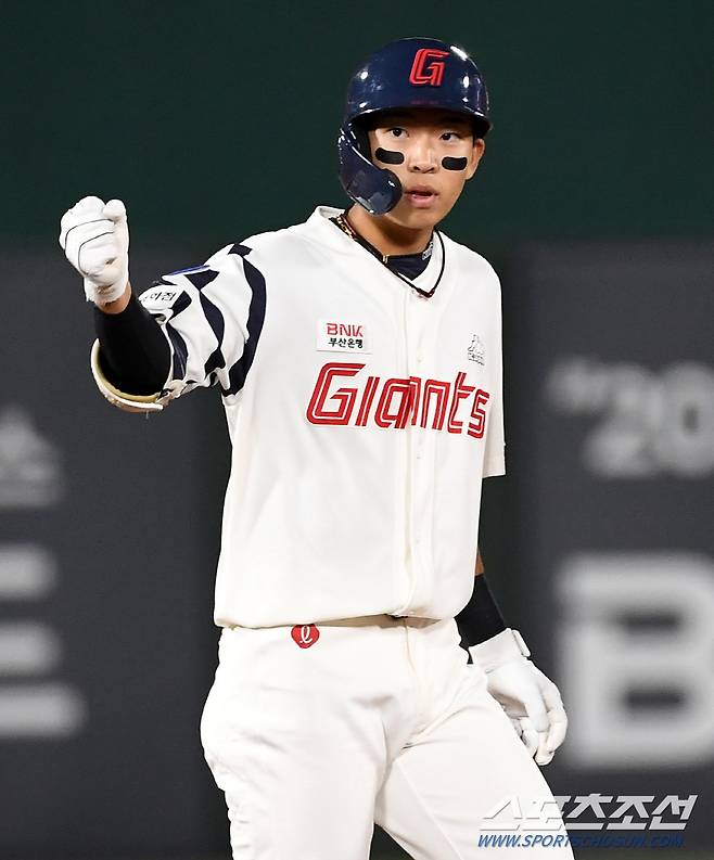 롯데 자이언츠 2023시즌 유니폼 판매 1위에 오른 신인 김민석 '기세'