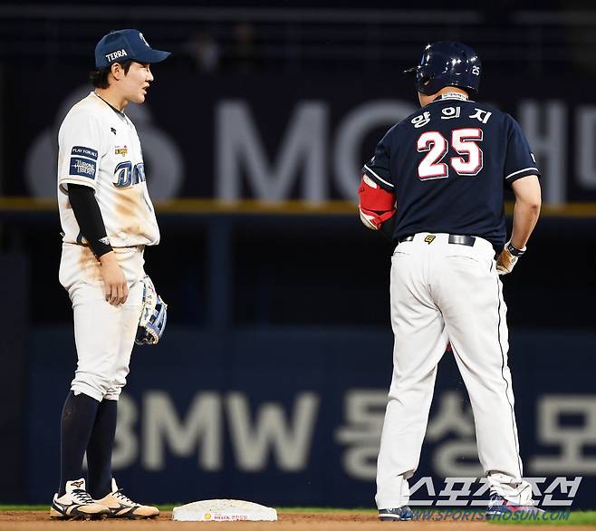 2023 KBO리그 NC 다이노스와 두산 베어스의 경기가 31일 창원NC파크에서 열렸다. 5회초 2사 두산 양의지가 2루타 날린 뒤 NC 박민우와 대화를 나누고 있다. 창원=박재만 기자pjm@sportschosun.com/2023.05.31/