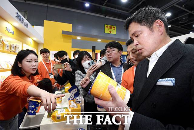 정용진 신세계그룹 부회장이 지난 3월 8일 오전 서울 서초구 aT센터에서 열린 '딜리셔스 페스티벌'에서 이마트24 차별화 상품들을 살펴보고 있다. /더팩트 DB