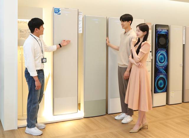 삼성전자 모델이 삼성스토어 청담에서 에어컨 신제품을 소개하고 있다. /삼성전자