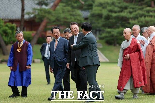 윤석열 대통령이 취임 후 두 번째 가진 '종교지도자 간담회'에서 천주교 대표 격인 한국천주교주교회의 의장은 대통령실 연락을 받지 않았다고 밝혔다. 지난달 30일 청와대 상춘재에서 열린 종교 지도자 오찬 간담회를 마친 후 참석자들과 산책하는 윤 대통령. /대통령실 제공