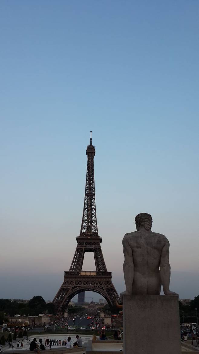 트로카데로 광장에서 본 석양의 에펠탑. 사진=조성관 작가