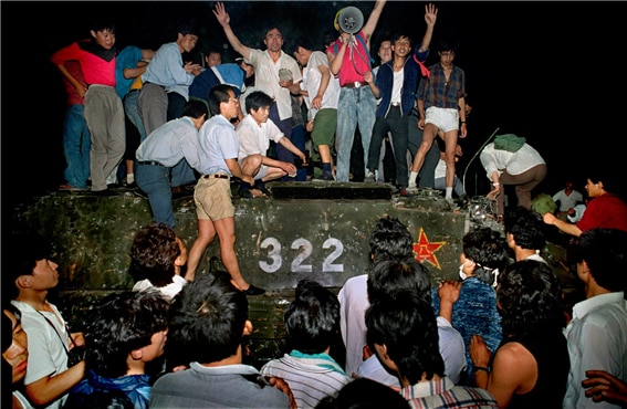 1989년 6월 3일 베이징 도심에 투입된 군부대가 학살을 감행하기 직전, 탱크 위에 올라서 시위하는 청년들. /Jeff Widener/AP